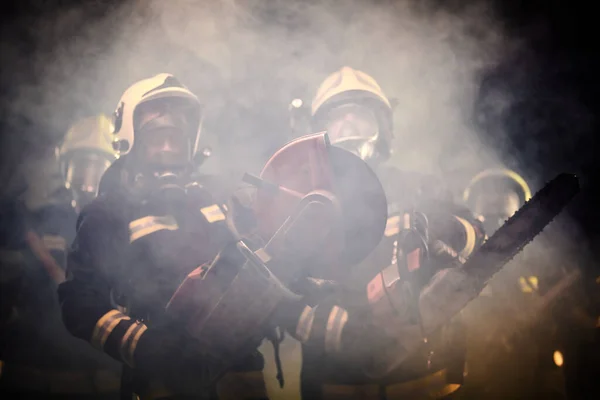 Grupa Profesjonalnych Strażaków Pełnym Wyposażeniem Maskami Tlenowymi Narzędziami Ratowniczymi Okrągłą — Zdjęcie stockowe