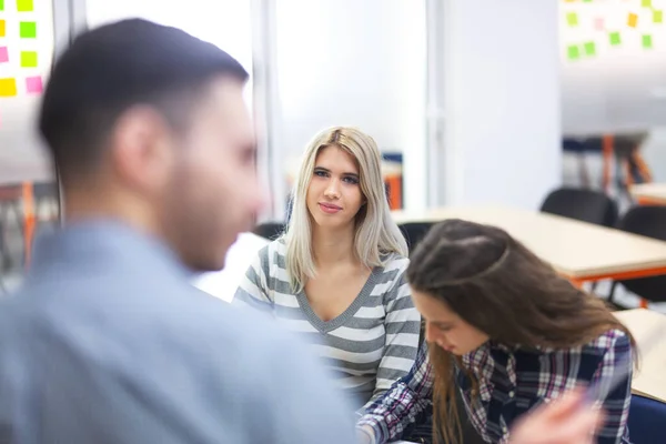 Junge Studentin Modernem Klassenzimmer Hört Vorlesung — Stockfoto