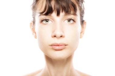 Güzel genç kız stüdyo resmi. Kameraya bakıyorum..