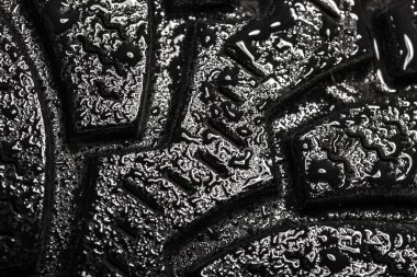 Soyut ıslak araba kış lastiği. Lastik lastik kaplaması, su damlalarıyla kaplı..