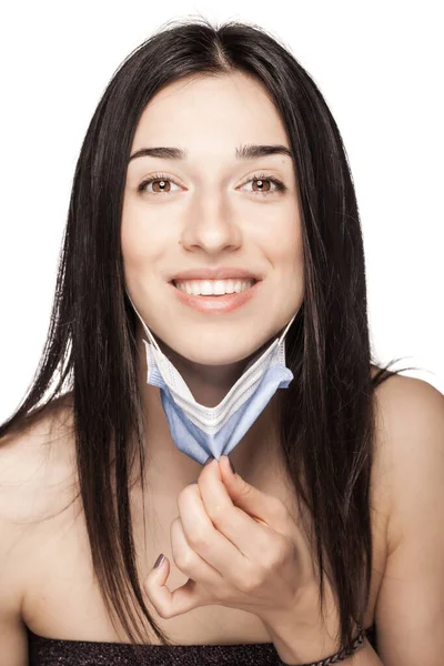 Lycklig Flicka Drar Bort Medicinsk Ansiktsmask Porträtt Mot Vit Bakgrund — Stockfoto