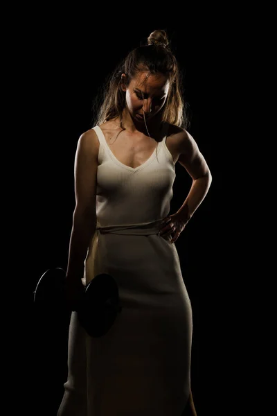 重量を保持するフィット女性のスタジオの肖像画 黒の背景 — ストック写真