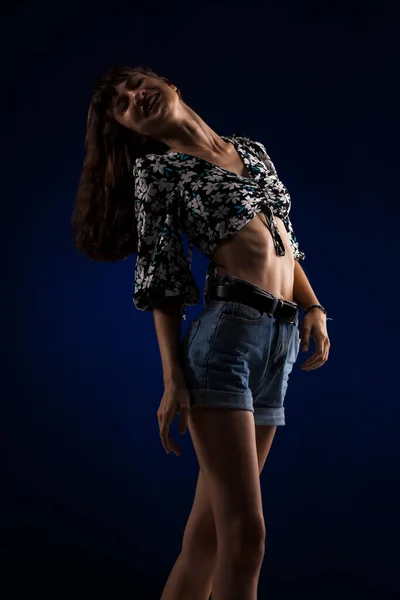 Joven Chica Flexible Posando Sobre Fondo Azul Oscuro Pose Baile —  Fotos de Stock