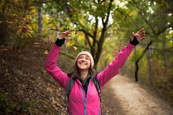 Wandelend Meisje Het Roze Een Pad Het Bos Handen Omhoog — Stockfoto