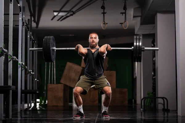 Çok Ağır Halter Kaldıran Kaslı Bir Sporcu — Stok fotoğraf