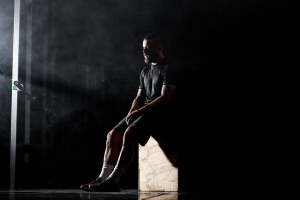 Silhouette Athlète Musclé Posant Intérieur Avec Équipement Haltérophilie Fond Fumée — Photo