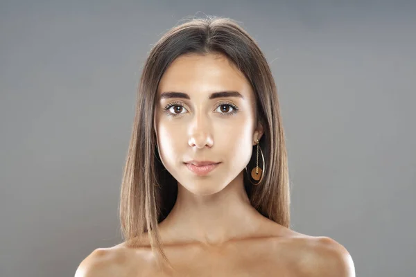 Hermosa Chica Morena Estudio Retrato Expresión Facial Grave —  Fotos de Stock