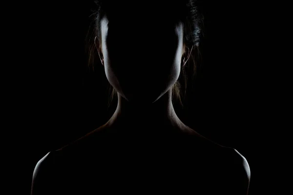 Silhouette Kontur Eines Schönen Brünetten Mädchens Seitenbeleuchtetes Studioporträt Auf Dunklem — Stockfoto