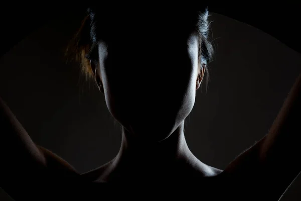一个漂亮的黑发女孩的轮廓轮廓 深色背景的侧光工作室肖像 — 图库照片