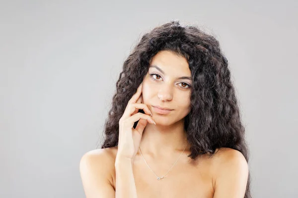 Hermosa Chica Morena Con Pelo Rizado Largo Retrato Estudio —  Fotos de Stock