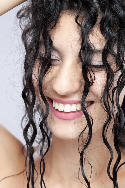 Krásná Brunetka Dlouhými Mokrými Vlasy Detailní Studiový Portrét Velmi Šťastný — Stock fotografie