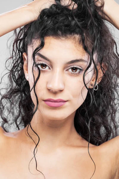 Krásná Brunetka Dlouhými Mokrými Vlasy Studiový Portrét Výraz Vážné Tváře — Stock fotografie