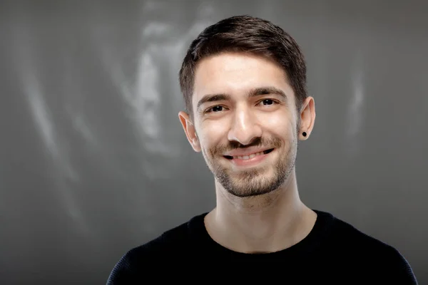 Retrato Joven Guapo Con Barba Usando Blusa — Foto de Stock