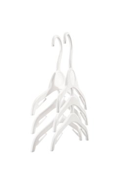 Beyaz arka planda izole edilmiş giysiler için beyaz plastik askı.