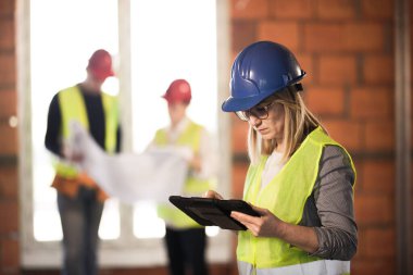 İşçi, yatırımcı, müfettiş ya da tabletli mimar. İnşaat alanı mühendisleri olay yerinde.