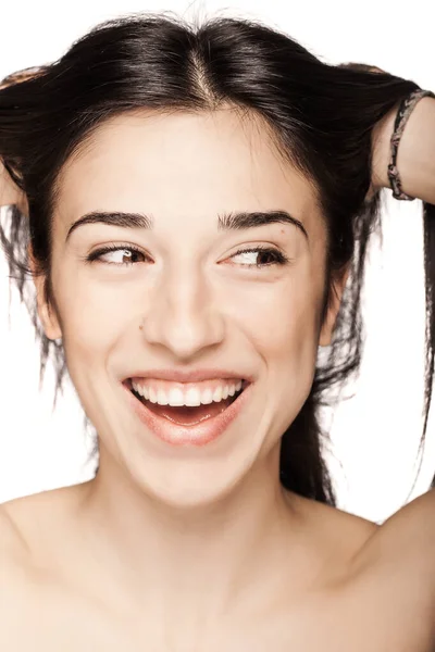 Retrato Estudio Una Hermosa Chica Morena Sonriendo Contra Fondo Blanco — Foto de Stock