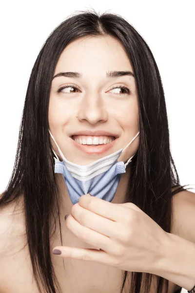 Menina Feliz Puxando Máscara Facial Médica Retrato Contra Fundo Branco — Fotografia de Stock