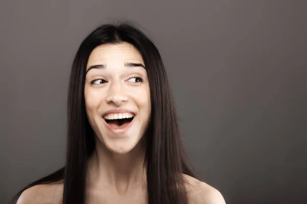 Retrato Estudio Una Hermosa Chica Joven Contra Fondo Gris Mirando —  Fotos de Stock