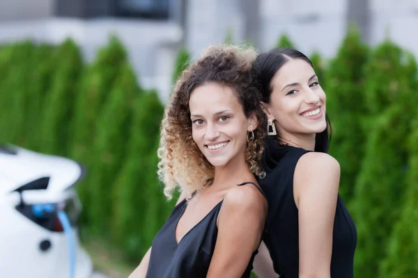 Duas Mulheres Negócios Bonitas Preto Outfut Sorrindo Posando Retrato Meninas — Fotografia de Stock