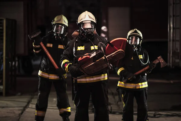 Grupa Profesjonalnych Strażaków Pełnym Wyposażeniem Maskami Tlenowymi Narzędziami Ratowniczymi Okrągłą — Zdjęcie stockowe
