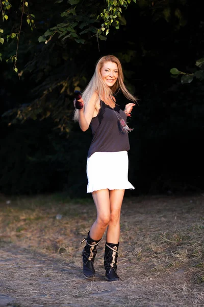 Sexy Chica Rubia Vestido Corto Botas Posando Aire Libre —  Fotos de Stock