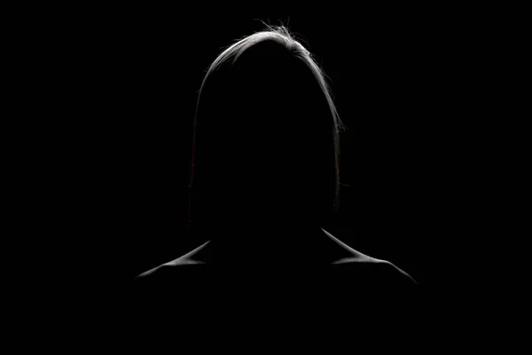美しい金髪の女の子のシルエットの輪郭 サイドライトスタジオポートレート暗い背景 — ストック写真