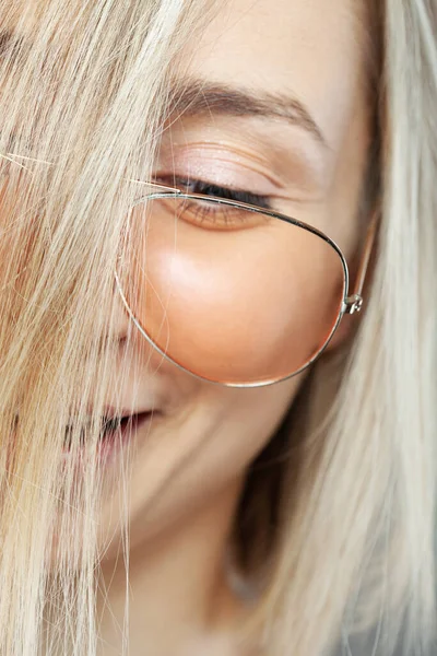 Güzel Bir Moda Portresi Gözlükler Komik Yüz Ifadesi — Stok fotoğraf