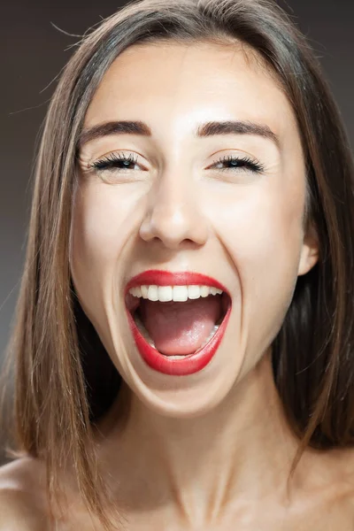 Mooi Brunette Meisje Studio Portret Schreeuwende Verraste Uitdrukking — Stockfoto