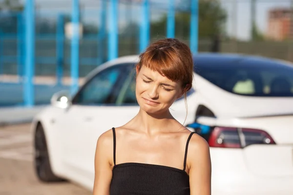 Boş Bir Elektrikli Arabanın Yanında Duran Üzgün Kız — Stok fotoğraf