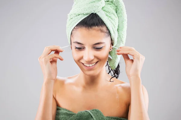 Menina Bonita Posando Com Toalhas Depois Ter Banho Segurando Vara — Fotografia de Stock