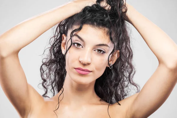 Hermosa Chica Morena Con Pelo Largo Húmedo Retrato Estudio Expresión —  Fotos de Stock