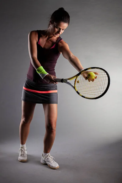 职业女子网球选手 女孩挥动球拍准备发球 — 图库照片