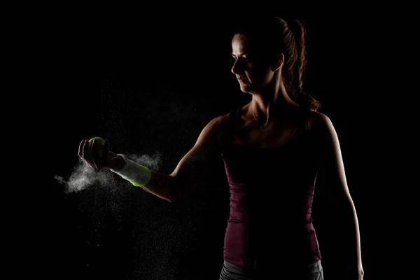 彼女の手の上にマグネシウム粉末とテニス選手の女の子 目に見えるほこりとボールをつかむ — ストック写真