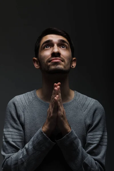 Foto Ragazzo Serio Sicuro Che Prega Una Stanza Buia Illuminato — Foto Stock