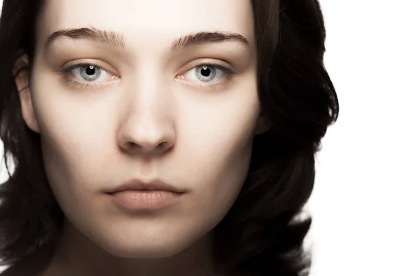 Beyaz Arka Plana Karşı Güzel Bir Genç Kadının Stüdyo Portresi — Stok fotoğraf