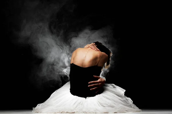 Bailarina Con Tutú Sentado Suelo Posando Con Humo Fondo — Foto de Stock