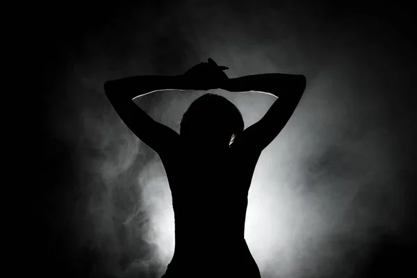 Silhueta Moderna Bailarina Posando Fundo Escuro Com Fumaça — Fotografia de Stock