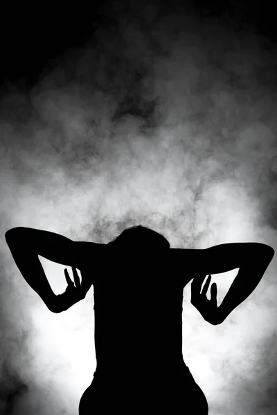 Moderne Balletttänzerin Posiert Auf Dunklem Hintergrund Mit Rauch — Stockfoto