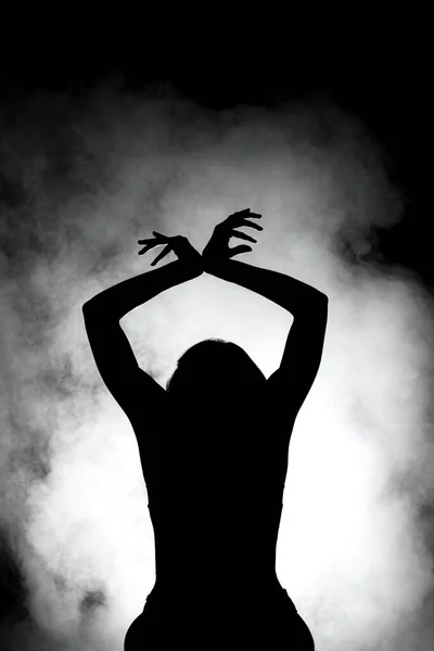 Silhouette Danseuse Ballet Moderne Posant Sur Fond Sombre Avec Fumée — Photo