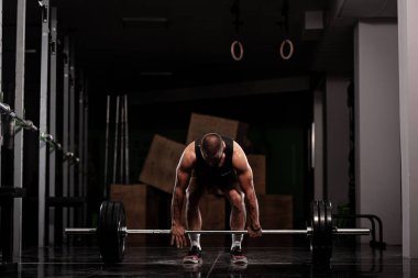 Çok ağır halter kaldıran kaslı bir sporcu.. 