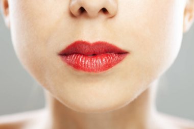 Kırmızı rujlu güzel beyaz bir kızın soyut portresini kapat..