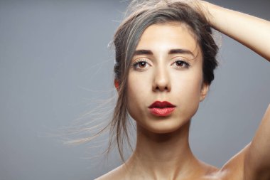 Güzel esmer kız stüdyo resmi. Ciddi yüz ifadesi.