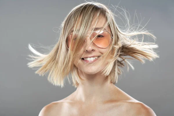 Krásná Dívka Módní Portrét Brýle Vlnité Vlasy — Stock fotografie