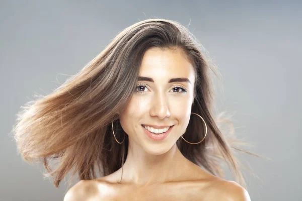 Havada Saçı Olan Güzel Esmer Kız Stüdyo Resmi Mutlu Gülen — Stok fotoğraf