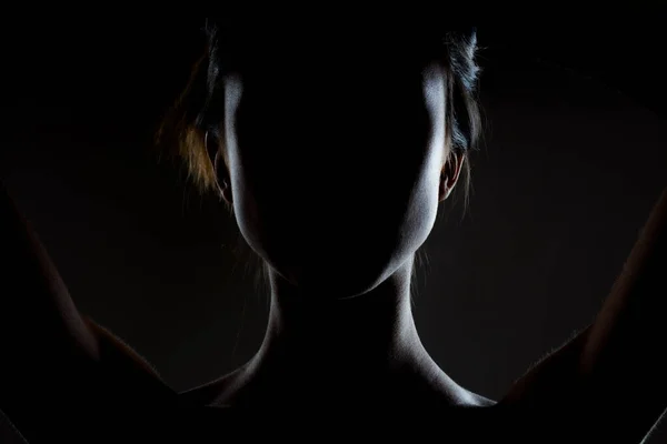 美しいブルネットの女の子のシルエットの輪郭 サイドライトスタジオポートレート暗い背景 — ストック写真