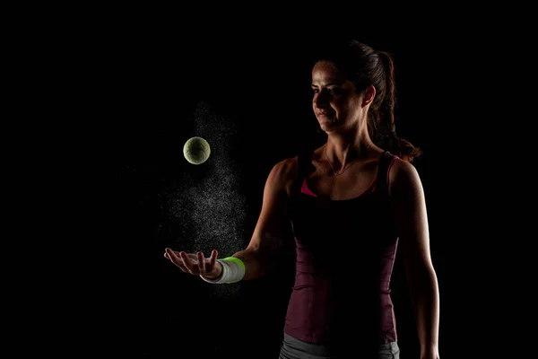 彼女の手の上にマグネシウム粉末とテニス選手の女の子 目に見えるほこりとボールをつかむ — ストック写真