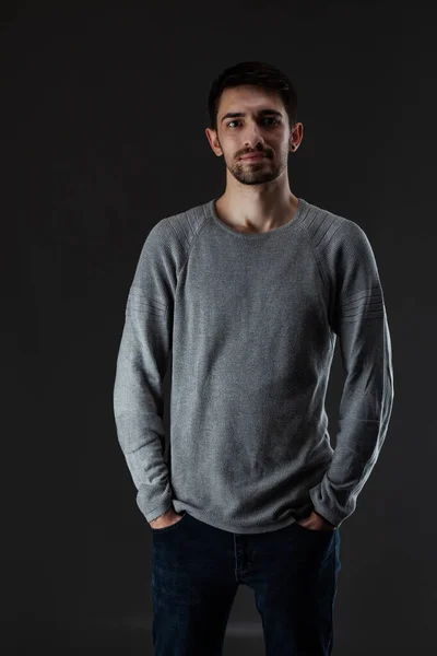 Retrato Joven Guapo Con Barba Usando Blusa — Foto de Stock