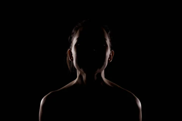 Lado Iluminado Silueta Retrato Una Hermosa Mujer Joven Contra Fondo — Foto de Stock