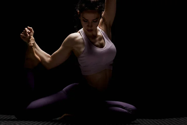 Fit Girl Pratiquant Yoga Dans Studio Demi Silhouette Côté Éclairé — Photo