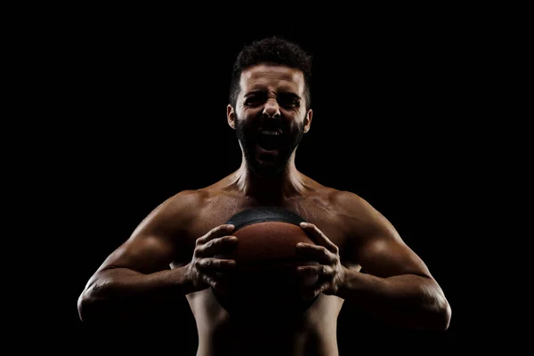 Basket Spelare Som Håller Boll Mot Svart Bakgrund Sidobelyst Muskulös — Stockfoto